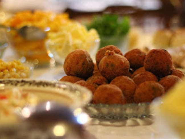 Boulettes aux crevettes, fines herbes, noix, ouzo