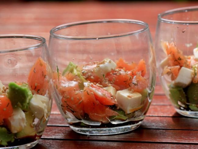 Verrines saumon, avocat, feta sauce soja et sésame