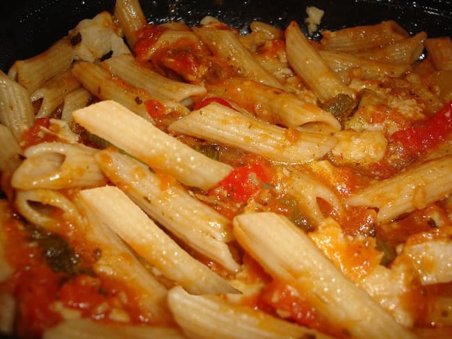 Macaronis aux aubergines et tomates, au romarin