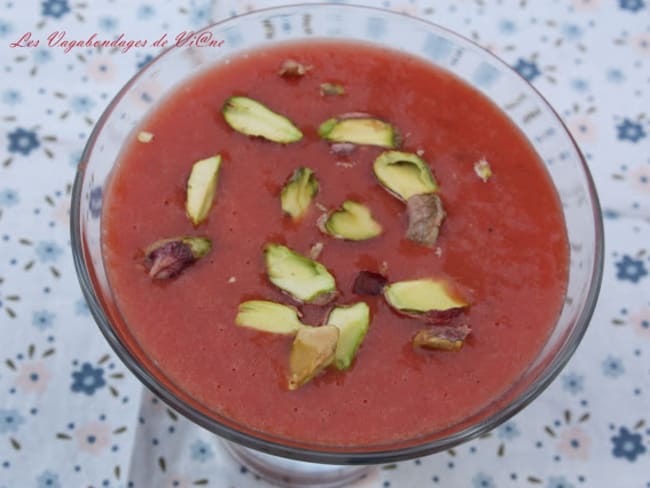 Gaspacho aux tomates cerises, fraises et anchois