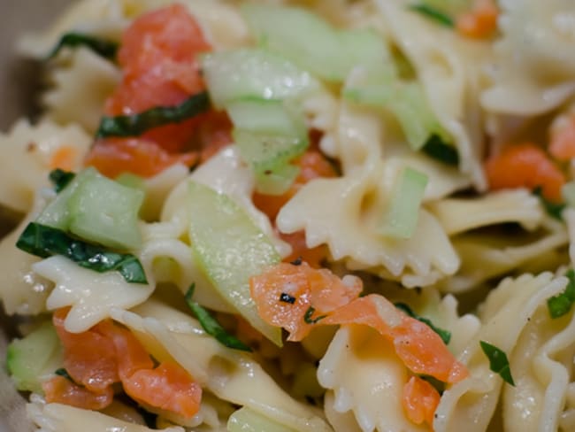 Salade de pâtes à la truite fumée et au concombre