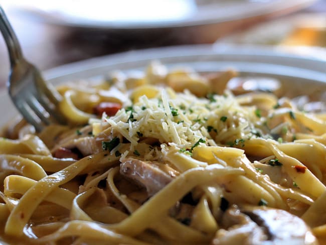 Tagliatelles au poulet, sauce moutarde et yaourt, à l'estragon