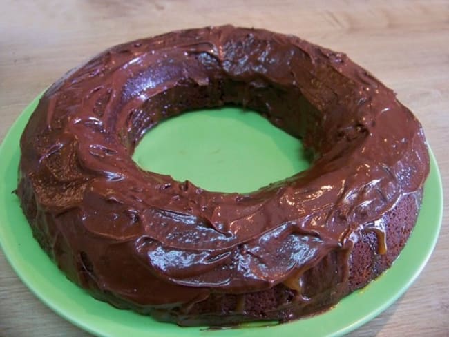 Gâteau compote de pomme au chocolat et son glaçage chocolat noir et caramel beurre salé