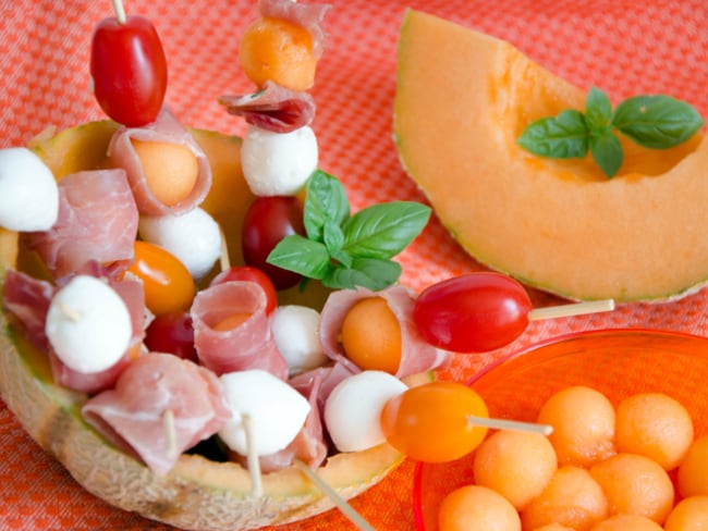 Brochettes de melon mozza et jambon cru