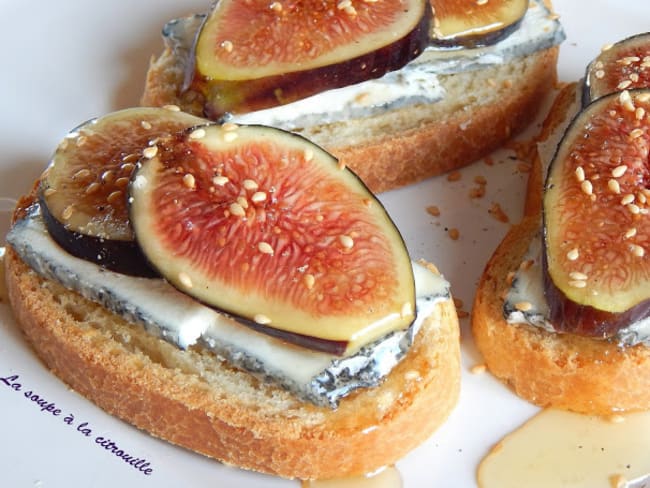 Crostini aux figues et au fromage de chèvre pour l'apéritif ou en entrée