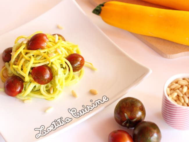Spaghetti de courgette jaune sauce avocat et citron vert