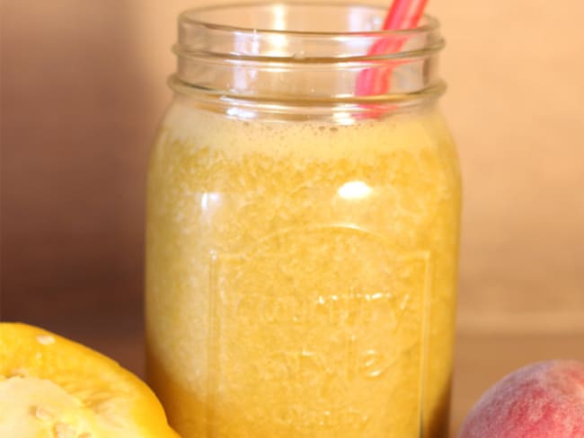 Jus de carottes, concombre, poivron jaune et pêche blanche