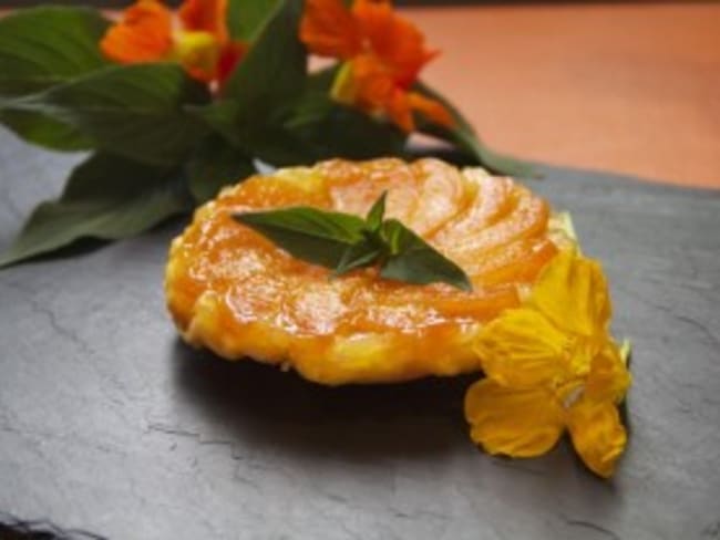 Tarte tatin à l’ abricot, caramel fruits de la passion et sauge ananas