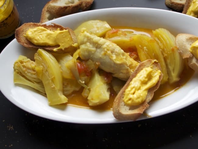 Filets de lotte, bouillon fenouil-safran et croûtons à la rouille