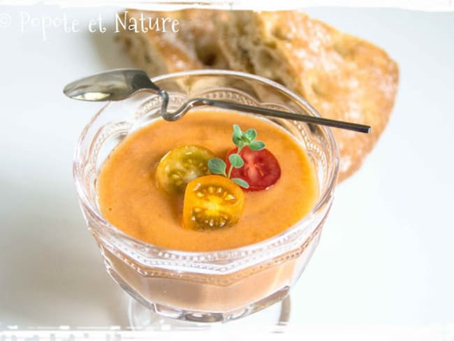 Gaspacho à ma façon à l'huile de basilic et relevé au Tabasco