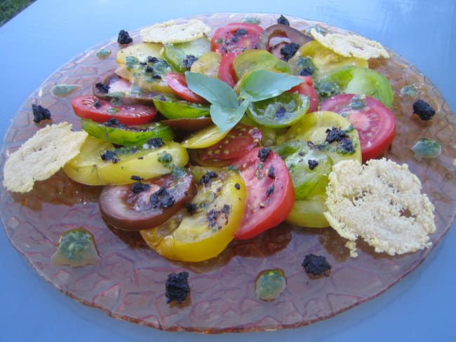 Carpaccio de tomates anciennes au pesto, tapenade et tuiles au parmesan