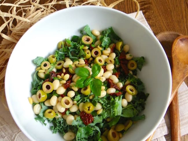 Salade de haricots coco, olives vertes et chou kale à l'italienne