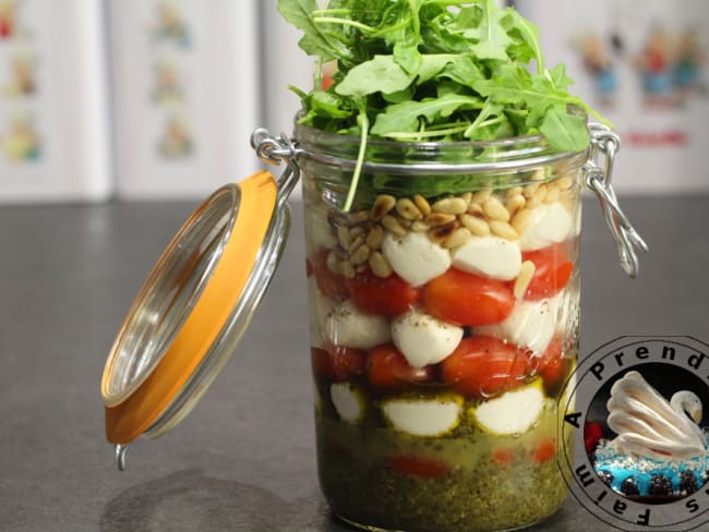 Salade tomates, mozzarella au pesto dans un bocal (salade jar)