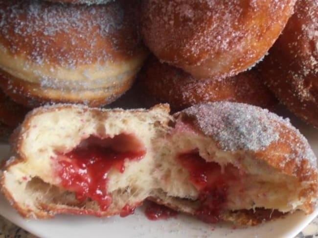 Beignets aux framboises colorés