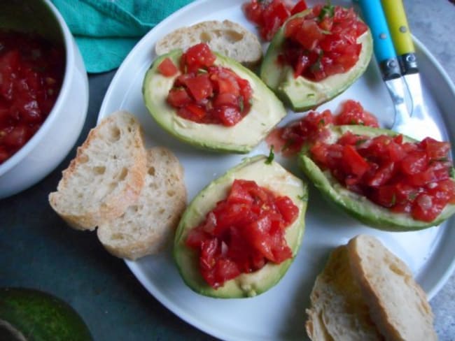 Avocats farcis à la tomate