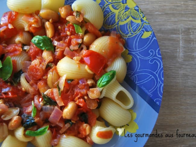 Pâte à la sauce pimentée aux tomates, basilic et cacahuètes