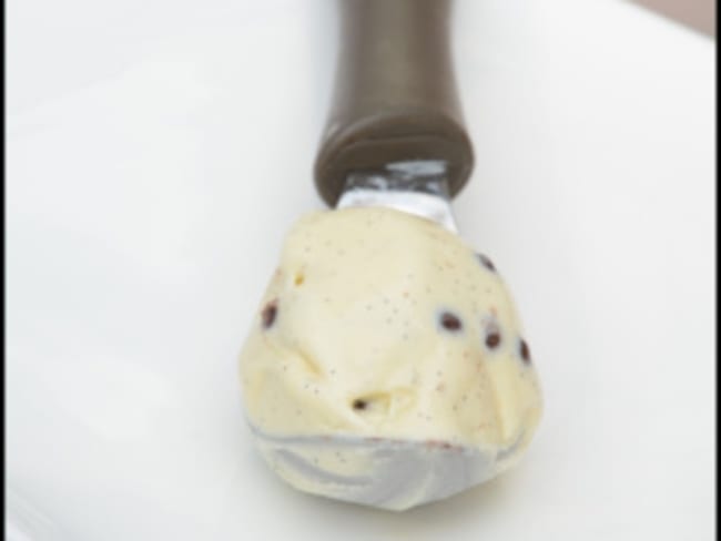 Glace à la vanille d'après Pierre Hermé et perles de chocolat Valrhona