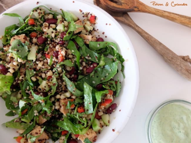 Salade au quinoa, maïs, haricots rouges et tempeh