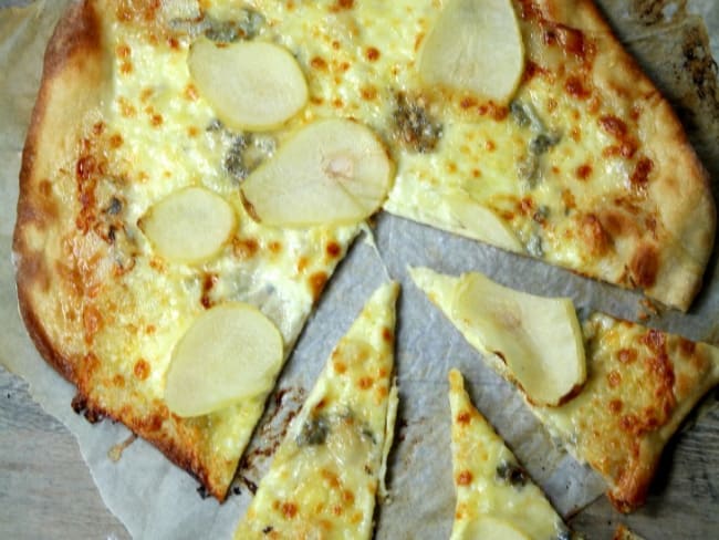 Pizza mozzarella, gorgonzola et poire