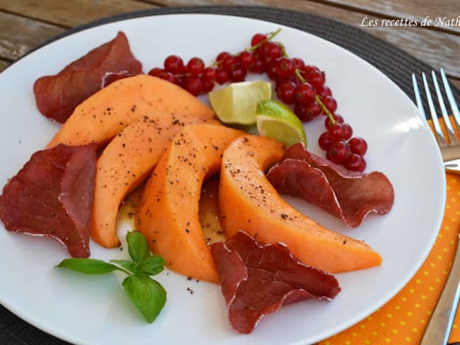 Melon rôti au miel, citron vert et poivre long de Java, chips de bresaola