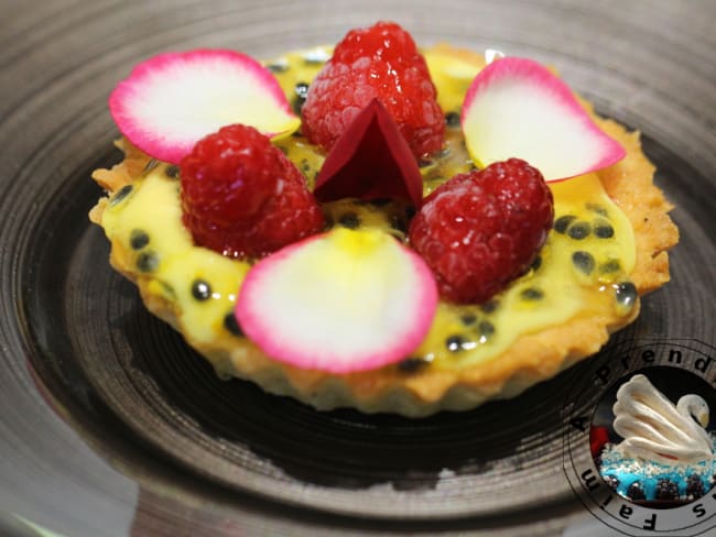 Tartelettes passion, framboises, rose de Christophe Adam