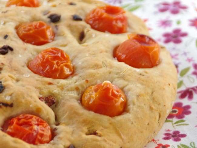 Focaccia tomates cerises, olives et tomates confites