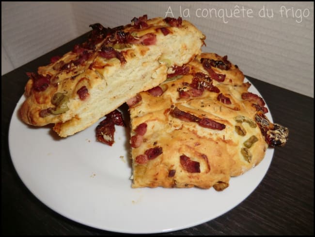 Fougasse aux tomates séchées, olives vertes et lardons