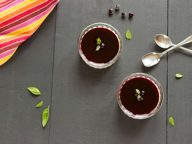 Crème aux œufs à la vanille et coulis de cassis