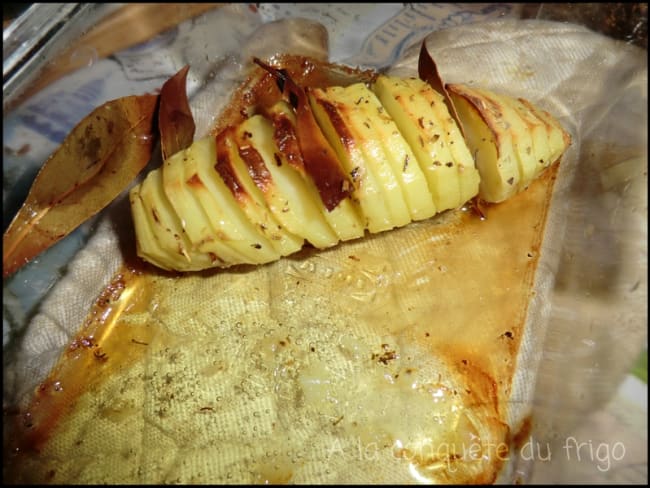 Éventails de pommes de terre au laurier et bouillon de poule