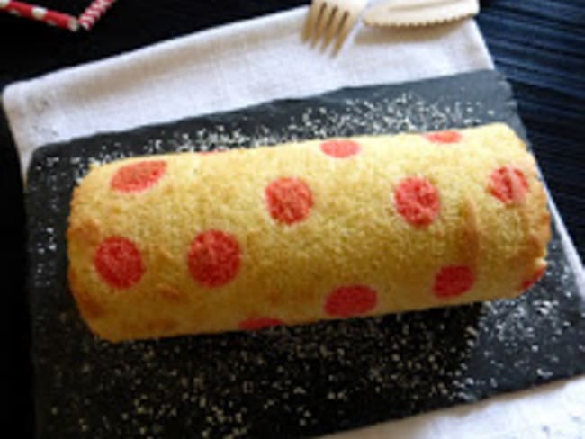 Biscuit roulé à la confiture de cerises