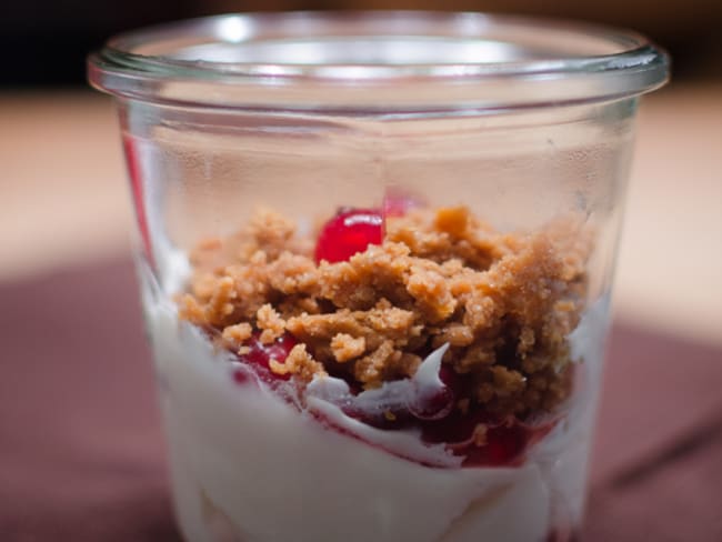 Crème de mascarpone aux groseilles, façon crumble