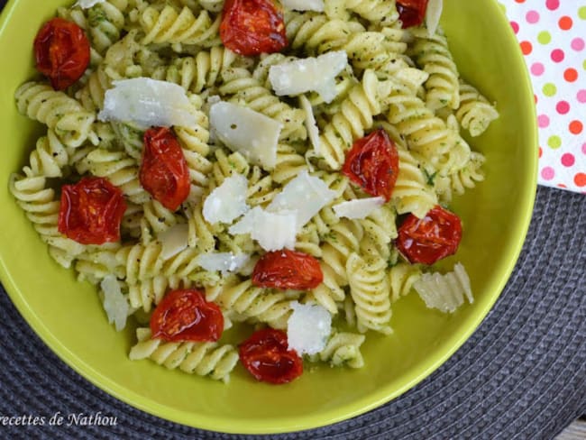 Pâtes spirelli au pesto de ciboulette, basilic, tomates cerise confites et parmesan