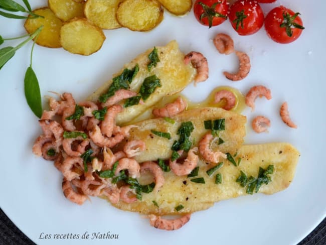 Filets de sole au beurre de sauge et crevettes grises