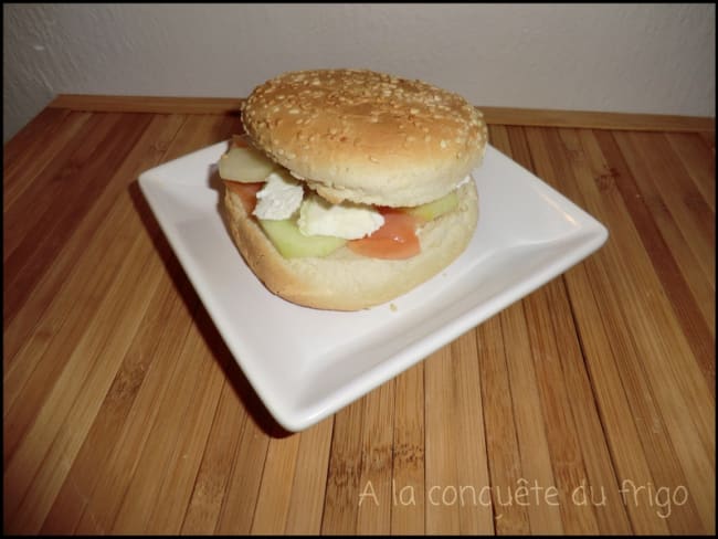 Hamburger maison au concombre et saumon fumé