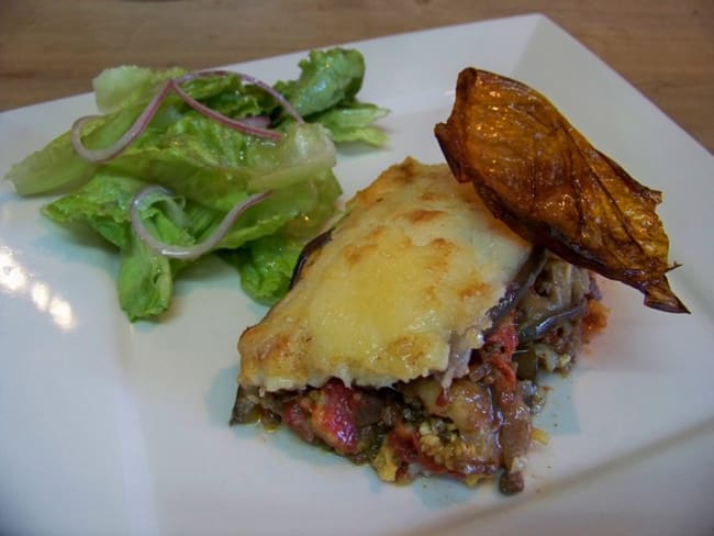 Moussaka et chips de tomates