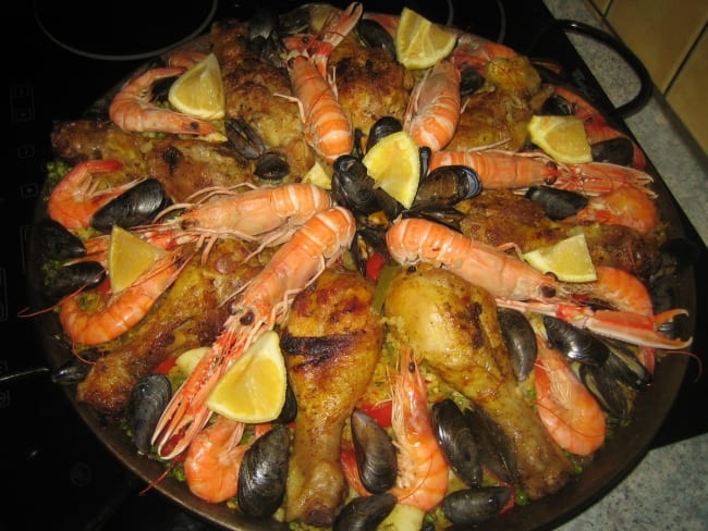 Paella royale au poulet, crevettes, moules, calamars, encornets et langoustines