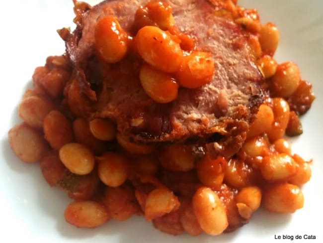 Haricots blancs frais à la sauce tomate et jambonneau grillé