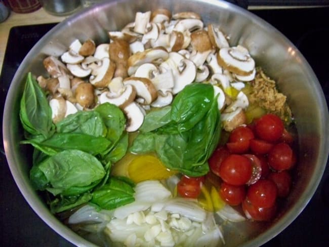 One Pot Pasta aux champignons de Paris, tomates cerises, basilic et parmesan et piment d'Espelette