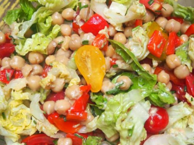 Salade de pois chiche avec des tomates et des poivrons