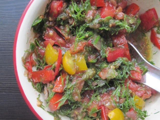 Dagga, salade de tomates, piment et aneth