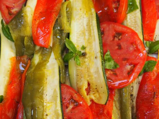 Salade de tomate, d'aubergine, de courgette et de poivron