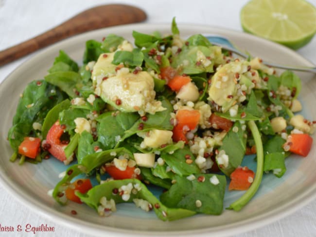 Salade d’épinards, amandes, sésame et avocat