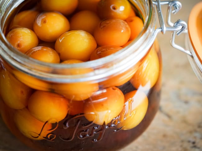 Comment préparer des mirabelles à l'eau de vie ?