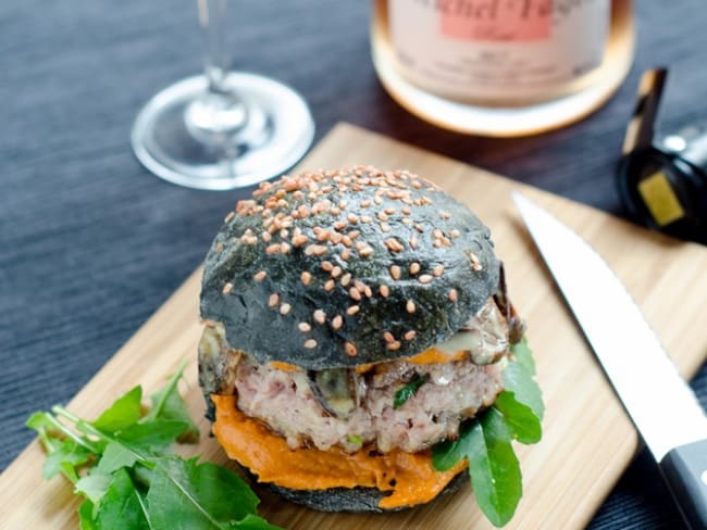 Black Burger et Champagne de Vignerons rosé (black food )