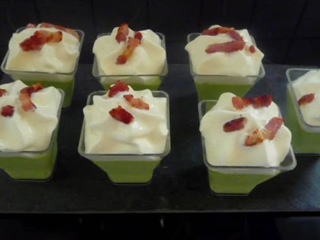 Verrines de panna cotta petits pois et chantilly lardons