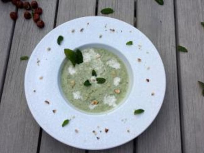 Gaspacho concombre, menthe et noisettes