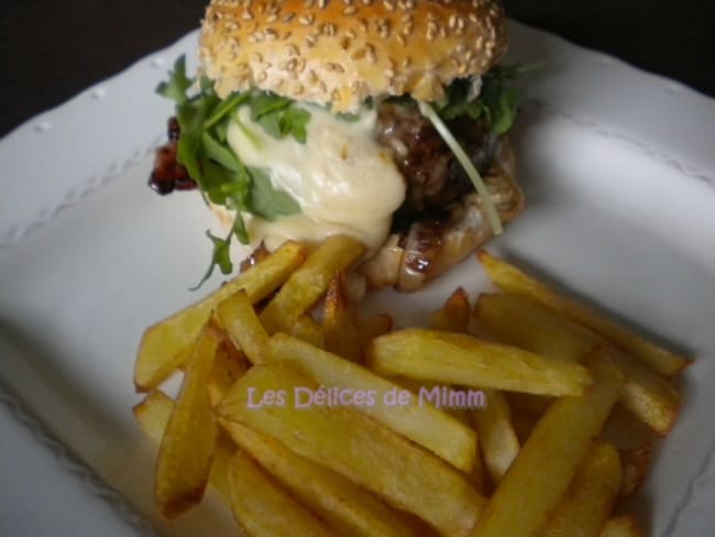 Burger de boeuf limousin, bacon et sauce au cantal