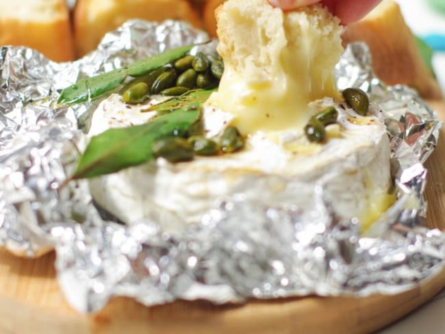 Camembert fondu au miel, pistaches et laurier