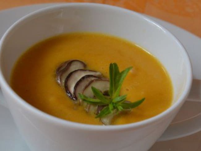 Velouté de butternut à la crème et au beurre de Bresse, émincé de cèpes à l’estragon