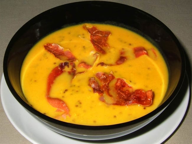 Soupe de patate douce au quinoa rouge et chips de Serrano